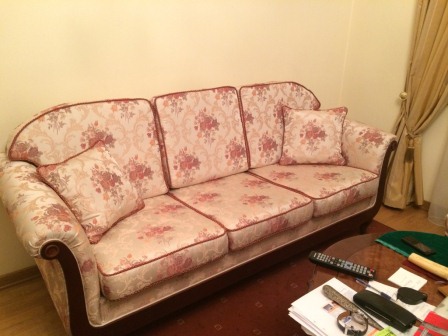 Трехместный диван с подлокотниками