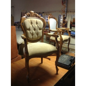 Обивка и ремонт кушетки с мягкими подлокотниками