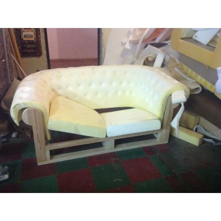 Перетяжка мягкого стула с гвоздевой отделкой